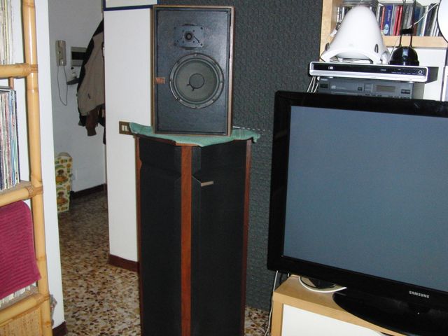 




ALLISON ONE con in groppa una AR6 modificata dal sottoscritto? Delle Allison parlero' dettagliatamente piu' avanti. Ora voglio parlare delle acoustic research AR6 modificate da me. Le casse le ho trovate in un mercatino dell'usato e non erano in buone condizioni. Un tweeter saltato le due coperture rovinate. Naturalmente i woofer avevano le sospensioni sbriciolate, insomma un disastro. Mi sono messo di buona lena e, primo ho rimesso in sesto i due woofer con sospensioni in foam nuove di pacca, secondo ho rifatto da zero le due coperture frontali tutte nere con tela super trasparente per far vedere gli altoparlanti. Dovevo risolvere il problema del tweeter saltato. Cosa fare!! Potevo cercare in internet un tweeter in sostituzione ma avevo in mente altro.....mi ricordavo delle Cizek casse fantascientifiche con due altop. Super, avevano anche un crossover innovativo. Be' ho preso la decisione di inserire al posto dei tweeter originali, buonissimi ma non all'altezza dei woofer, due tweeter Peerless gli ad...qualcosa ma ...non ricordo dovrei guardare, comunque gli stessi usati da Cizek e da altri costruttori di pregio anni 70/80. Fatto e cosi sono nate le mie AR - Cizek........ Non vi dico come suonano perchè non mi credereste. Sono introvabili fatte cosi'