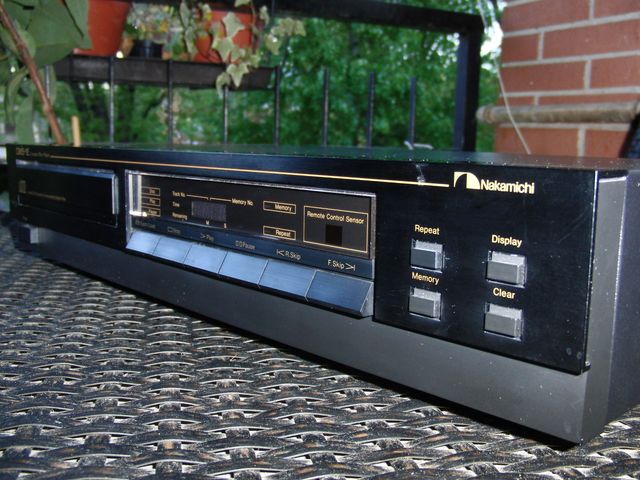 




lettore cd NAKAMICHI? Mi ricordo i registratori di questa casa giapponese molto blasonata. Ho avuto il piacere di possederne uno e vi assicuro che registrava talis qualis il disco ,che bomba. Sono passati anni ma si trovano ancora Naka in giro .
Questo lettore cd e' costruito molto bene.