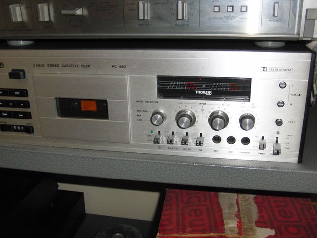 




registratore non comune THORENS.purtroppo mancano gli aghi dei vu meteer e andrebbe registrato come cinghie etc. Se si e' interessati si deve chiedere.