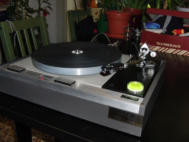 




grandissimo THORENS TD125 con braccio SME e testina SHURE V15.C'e' poco da dire se non che ha anche il coperchio in buono stato. 