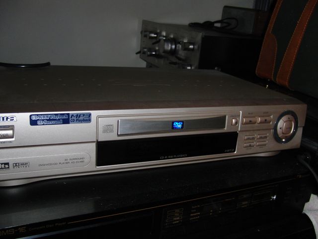 




Lettore CD-DVD Aiwa di buon livello anche nell'ambito sonoro, sopratutto perche' puo' leggere anche gli MP3. 