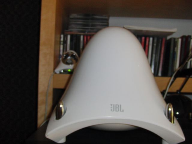 




Con l'hifi magari si discosta un po',ma mica tanto. Questo sistema JBL con mini sub e satelliti e' un gioiello per chi ascolta l'ipod, almeno non si deve attaccare le solite cuffiette spacca timpani. 