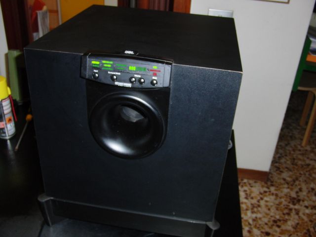 




subwoofer amplificato per un sistema completo home teatre o sistema due canali.Modello SUB 300 molto bello ed efficace.
Puo essere pilotato anche da un IPOD-IPHONE-IPAD.

