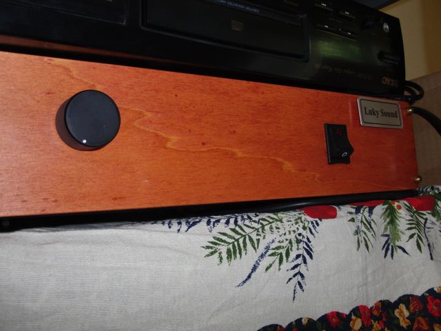 




amplificatore costruito dal sottoscritto con un solo ingresso per il cd. Ho usato un amplificatore digitale. Il suono e' veramente notevole pur non essendo molto potente. Con casse efficienti si puo' godere di un ottimo ascolto e con una dinamica notevole.