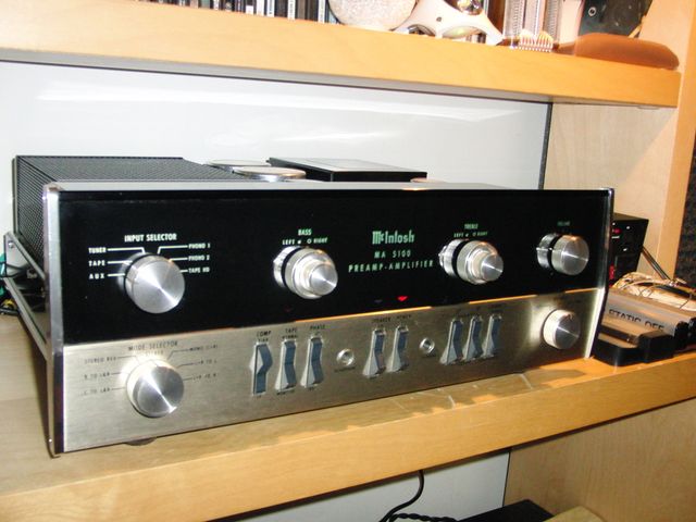 




MCINTOSH MA 5100 un integrato che ha fatto la storia dell'hi-fi. Puo piacere o meno, e' stato il primo ampli integrato a transistor della casa americana dopo una produzione a valvole durata decenni.
Il suo suono piacevole e rassicurante, ancora oggi a distanza di piu' di trenta anni e' limpido ed esteso per tutta la gamma udibile con i bassi corposi e i medio alti dettagliati. Con i suoi 45/50 watt RMS e un paio di casse vintage magari Americane fa ancora sognare.
