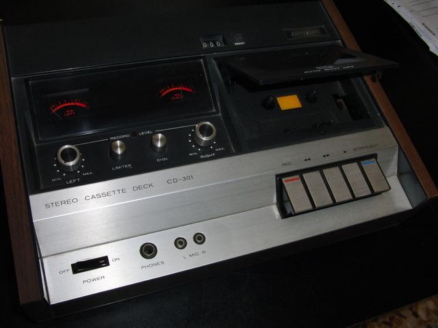 Registratore SUPERSCOPE CD-301 .Molto ricercato dai collezionisti e da chi vuole sperimentare ancora la registrazione a nastro, per il suo costo contenuto e le sue ottime prestazioni. 
