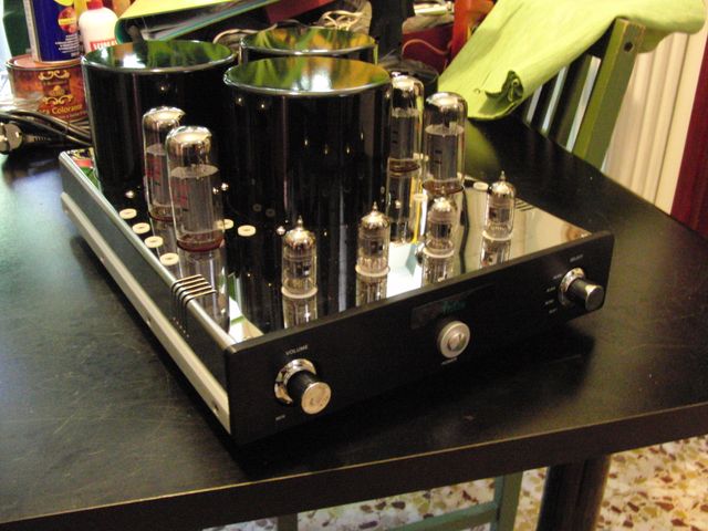 




Amplificatore integrato e finale YAQIN un bestione di 20 kg e 50 WATT per canale. Che dinamica e che suono!!!!!!!