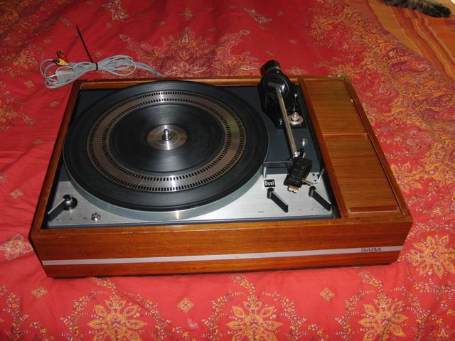 




Giradisci DUAL 1219 automatico, con testina Shure,
il piatto gira con una puleggia.
Ottimo suono e ottima costruzione, veramente bello questo DUAL vintage!