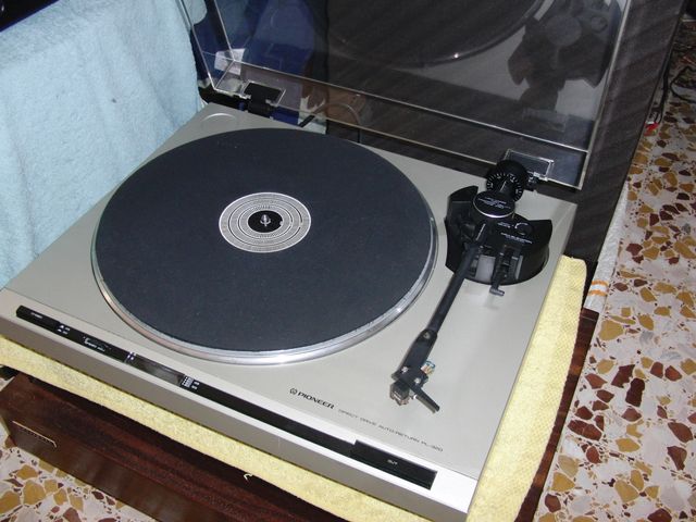 




Giradischi Pioneer PL 320 con testina Shure M 44.
Un giradischi a trazione diretta con braccio a bassa massa.
