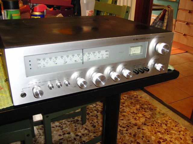 




Sintoamplificatore SCOTT modello R 316 R molto bello esteticamente funziona perfettamente manca la levetta mono stereo.