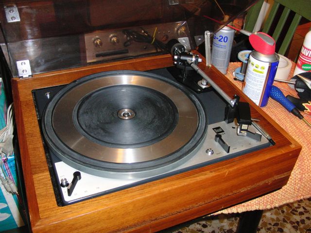 




Giradischi della famosa casa tedesca DUAL , il modello 1209 é a puleggia. Monta una testina PHILIPS 406.