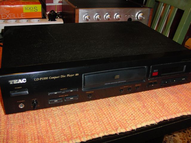 




Lettore cd della TEAC modello CD-P1100, mitico per gli smanettoni dell' upgrade.