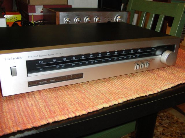 




Un sintonizzatore analogico della TECHNICS ST-S2.
Semplice ma efficace nel suo lavoro.