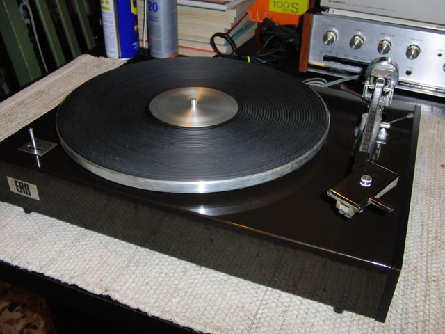 




giradischi ERA, nota casa  costruttrice di apparati hifi Francese, con testina SHURE V15. La testina non è marcata ne' 2 ne' 3 , ma solo SHURE V15 , strano ma vero!
Un piatto veramente particolare a livello esoterico