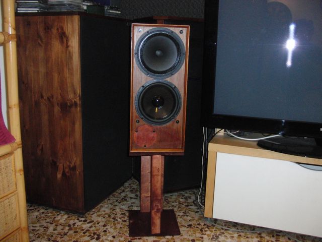




Casse acustiche con full range Visaton B 200 e woofer passivo per il rinforzo dei bassi. Molto interessante il suono. Con un volume interno di poco superiore ai 20 litri la soluzione del woofer passivo era la cosa migliore. Non sono un fautore del bass reflex e nemmeno del passivo. Ma a mali  estremi, estremi rimedi. Se non volevo fare un monumento con il full range dovevo tirar fuori altro.
Questo e' quanto. Il buon suono a trionfato!!!