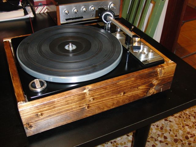 




Giradischi BSR 810, veniva venduto solo il piatto senza mobile, io gli ho messo quattro bei pezzi di legno, quattro piedini esteticamente carini ed è venuto fuori questo.