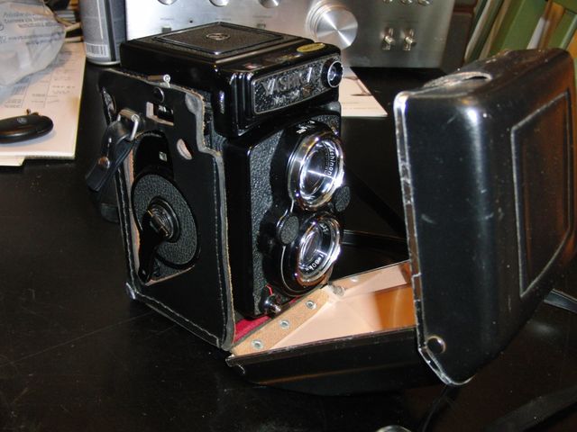 Una 6x6 conosciutissima e storica, la YASHICA MAT 124G.
Esposimetro incorporato e biottica, un classico.