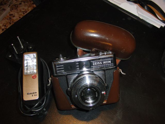 Analogica con ottica di pregio, la ZEISS IKON CONTESSAMAT ETS, con il suo flash.