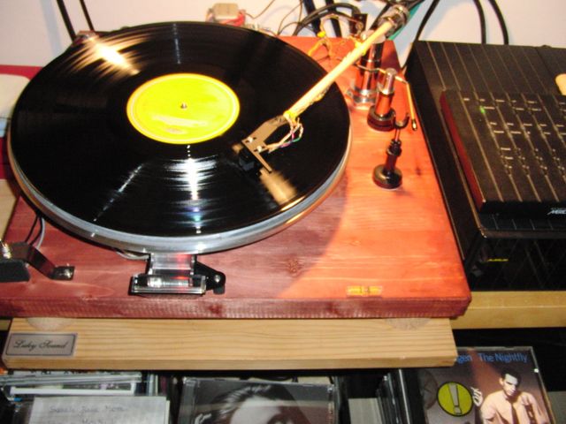 




Questo giradischi, che attualmente è il mio preferito, nasce da una situazione perticolare. Avevo trovato, tempo,fa un giradischi Pioneer che sembrava a prima vista integro, purtroppo arrivato a casa mi sono accorto che il 