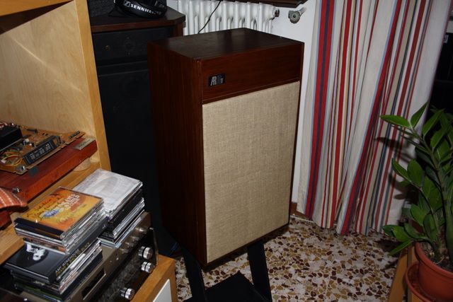 




Le AR 10 TT  
Quando sono riuscito a scovare le AR non erano in perfetta forma come le potete vedere ora, ma egualmente l'emozione mi ha pervaso completamente e quando sono arrivato a casa, mi sono messo a piangere come un bimbo. Può sembrare una stronzata, ma vedendomi  al cospetto di questi mostri sacri della alta fedeltà, che da giovane sognavo per ascoltare la mia musica nel modo migliore, mi sono sciolto in un pianto di gioia che, anche, portava con se la mia vita. Bello.