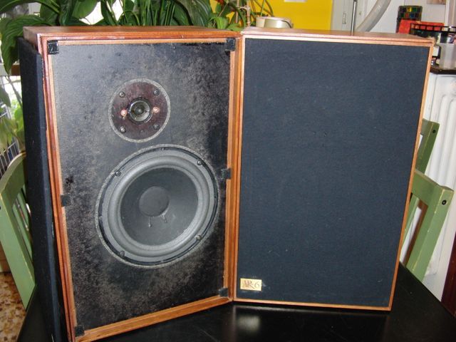 




Delle piccole, grandi casse Americane.
Le AR 6.
Anno, diciamo, 1978 o giù di li, impianto ideale per un ascolto signorile, senza svenarsi, casse AR, ampli o sintoampli MARANTZ
 e giradischi, diciamo, THORENS. OK