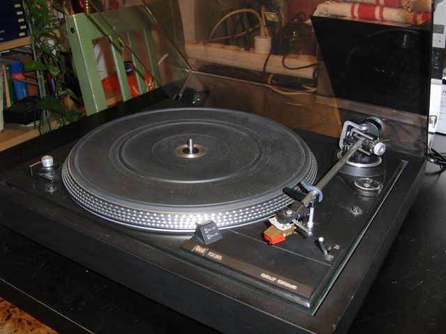 




Giradischi DUAL 506
Un giradischi semiautomatico della casa Tedesca con testina e coperchio.