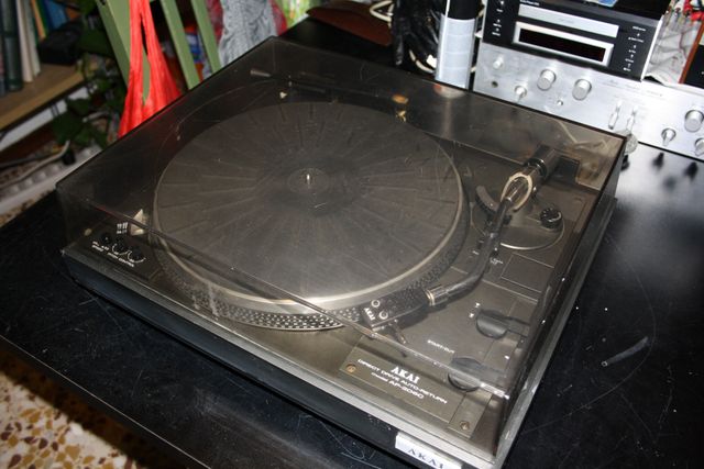 




Un giradischi della casa giapponese AKAI il modello AP206 C.
Trazione diretta semiautomatico, con coperchio e shell.