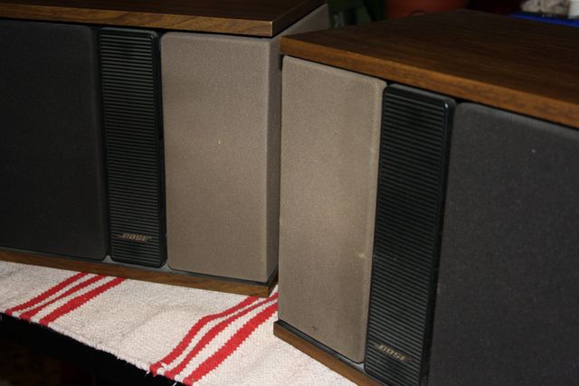 




Casse americane della BOSE, le 301 seconda serie.
Particolari nella costruzione e nel posizionamento ma in grado di regalare emozioni forti in particolar modo nella musica moderna.
