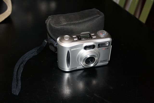 Piccola macchina digitale MAGNEX DI 2,1 mega pixel.
Valutazione 50 euro