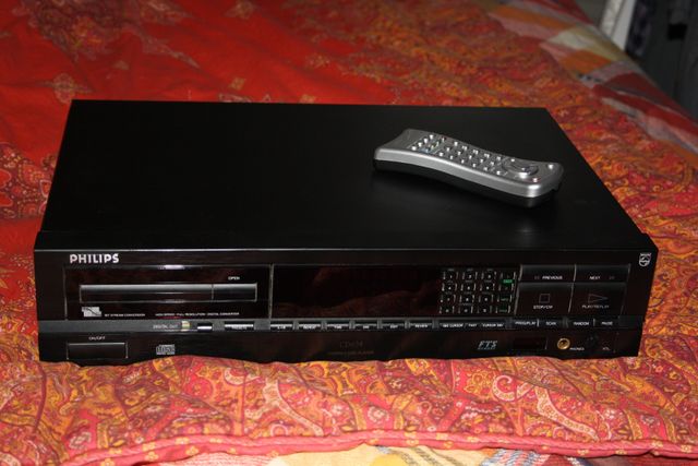 




lettore cd PHILIPS . Grande cd, ottimo display e ottime prestazioni. Modello cd 634. Con telecomando