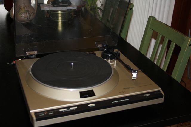 




DENON DP 30 L II con testina Glanz ESOTER.
Gran bel giradischi a trazione diretta.