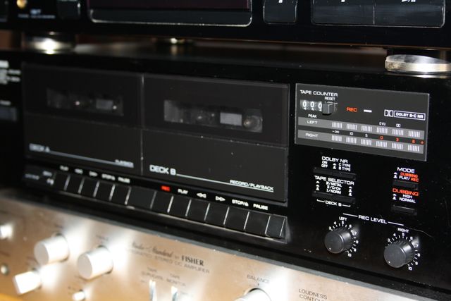 Registratore a doppia cassetta YAMAHA.
DOLBY B/C