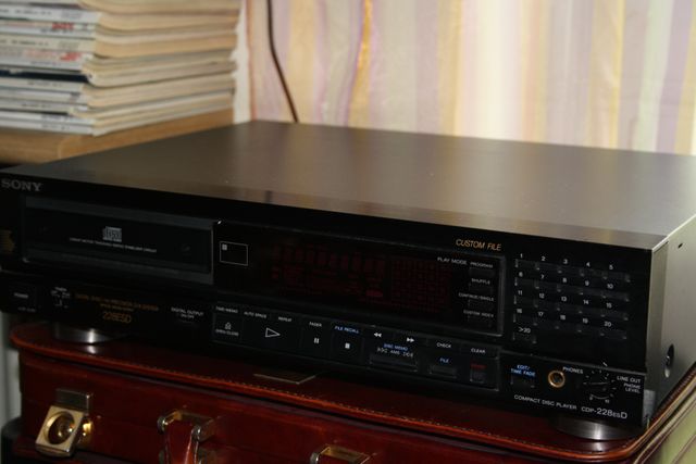 




Lettore CD SONY modello CD228 ESD. Ottimo riproduttore per i nostri amati compact disc