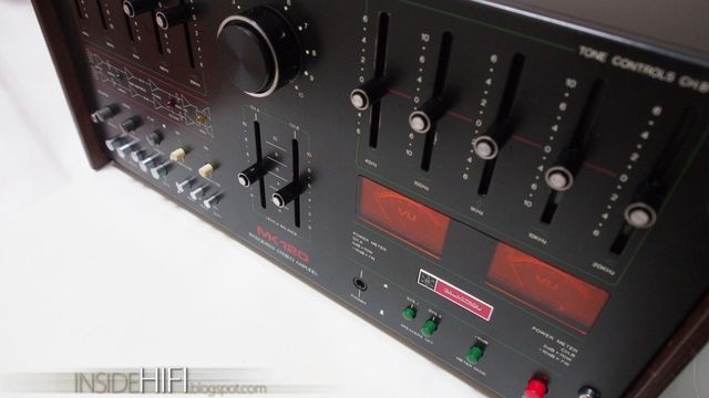  Questo amplificatore ( foto tratta da inside hifi) e' un MUST dell'hifi Vintage. Costava, quando è uscito, qualcosa come due stipendi. Al di là della bontà sonora che, comunque esiste, per via di un suono, diciamo quasi valvolare ( per la sua dolce lentezza), può essere considerato per il magnifico disegno estetico e la geniale sinergia dei comandi, un apparecchio da mostrare in un museo per gli anni a venire, tanto era avanti la sua concezione costruttiva al momento della sua vendita, ancora oggi insuperata.