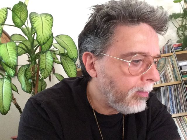 LUCIANO NOSEDA, anno di nascita 1955. Diplomato in elettronica, molti anni fa, ho tentato la via universitaria, poi accantonata. Ho lavorato nell'ambito hifi negli anni ottanta. Grande appassionato di musica e hifi. Autocostruttoroe e ricercatore di apparecchi per riprodurre il suono in alta fedeltà.
