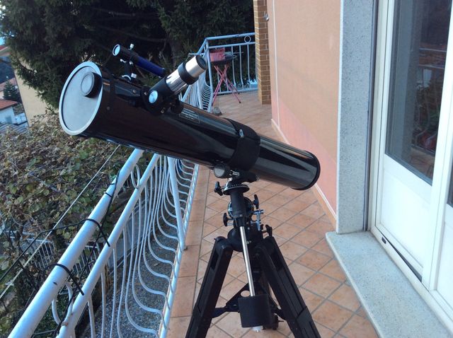 Telescopio celestron 114 focale 900 con treppiede in legno. Buonissimo per iniziare è ottimo per la luna