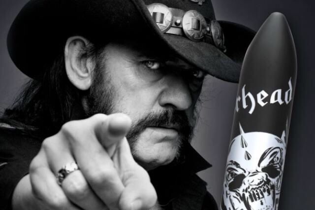 Se ne è andato anche lui, a 70 anni con un male incurabile, grandissimo Rock man. Lemmy Kilmister