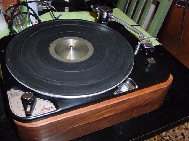 Tornano in auge i giradischi. Sono appena stato all'hi fidelity a Milano e ho potuto verificare come gli espositori fanno uso di giradischi di tutti i tipi. Posso tirare fuori dal l'armadio anche il mio amato Thorens TD135?
