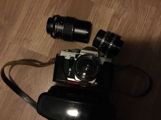 Una vecchi reflex PRAKTICA CON TELE E GRAND’ANGOLO