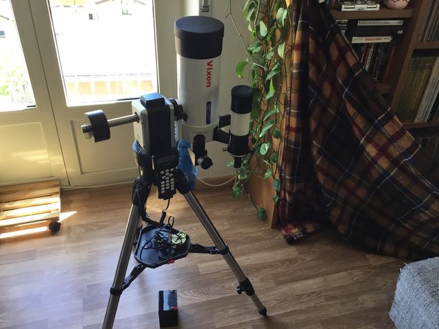 Un ottimo telescopio, piccolo ma soddisfacente. Il vixen 110 L. La montatura é la IOPTRN CUBE PRO che se allineata a dovere funziona bene.