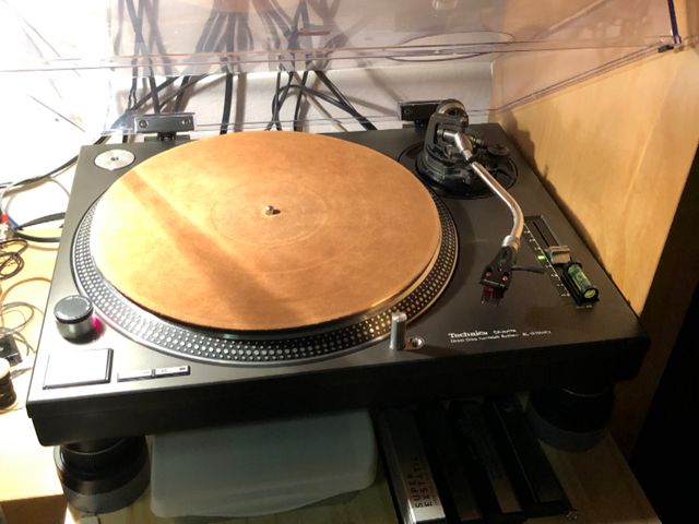 Il giradischi da discoteca per definizione
Technics SL1200 MKll
Tolta la discoteca rimane un gran giradischi a trazione diretta, robusto oltre il limite, capace di far lavorare qualsivoglia testina. Il braccio di ottima fattura e l’attacco dello shell tipo SME