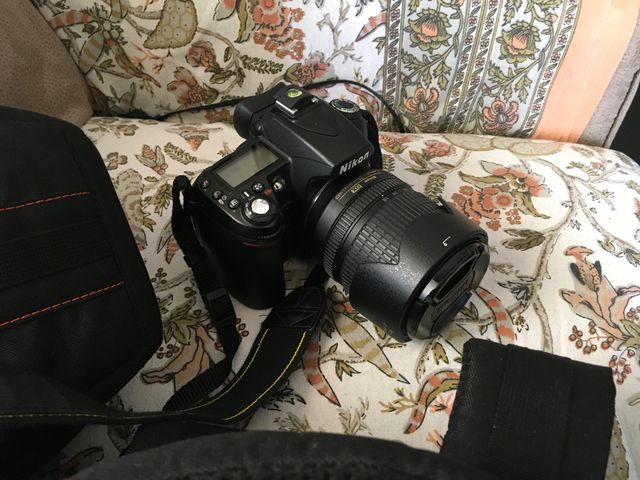 Una fotocamera digitale tra le più riuscite della NIKON, la D90. Oltre alla fotocamera c’è anche un teleobbiettivo 18/105 un 18/55 e un 70/300 oltre allo speedlight sb600.